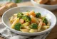 Menestra con broccoli, pasta e verdure servite in una salsa ricca