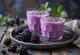 Kefir al ribes nero servito in bicchieri, con chicchi di ribes fresco