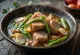 Sinigang di maiale decorato con coriandolo fresco