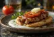 Iskender kebab con yogurt all'aglio e pane pita tostato