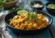 Wok di quinoa e zucca con tofu e tahina al curry servito