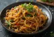 Japchae soia e miele, spaghetti di patate dolci glassati e verdure