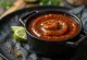 Salsa barbecue al miele, limone e tequila servita