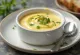Salsa alla senape con panna e dragoncello servita