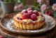 Bakewell tart vegana, con ripieno alle mandorle e confettura di lamponi
