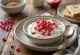 Raita al melograno, yogurt fresco decorato con chicchi di melograno freschi