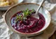 Salsa al vino rosso e zenzero con dragoncello servita