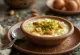 Kheer al cardamomo, servito con mandorle fresche e acqua di rose