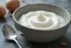 Yogurt greco probiotico servito in una ciotola bianca dalla consistenza densa e cremosa