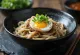 Ciotola di Hadaka Udon con uovo freddo e salsa di soia