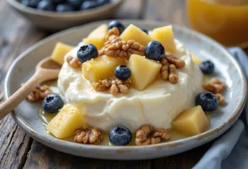 Insalata prebiotica di ricotta e frutta servita con frutta fresca e noci tostate