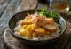 Katsudon con ripieno di ravanello Takuan servito con pollo croccante e verdure fresche