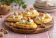 Focaccia con crema di noci e formaggio di capra servita