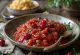 Salsa di pomodoro con mirtilli rossi e dragoncello servita