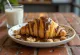 Croissant tipo Twix servito