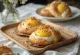Skolebrød con farina di mandorle - dolce ripieno di crema con glassa al cocco