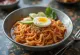 Bibim naengmyeon noodles freddi coreani con verdure fresche e salsa piccante