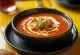 Vellutata di pomodoro e basilico cremosa servita