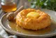 Vetkoek con miele e burro, impasto fritto fresco con ripieno dolce