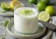 Bevanda kefir cocco e lime servita in bicchieri, colore cremoso chiaro, decorata con scorza di lime
