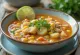 Chupe de cangrejo, zuppa di granchio servita con coriandolo fresco