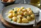 Gnocchi di ricotta serviti con burro e parmigiano
