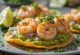 Tostada con gamberi, servita con avocado e succo di lime, coriandolo fresco