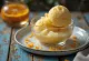 Sorbetto al whiskey e miele fatto in casa dessert speziato servito