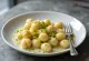 Gnocchi acqua di rose e pistacchio serviti