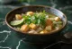 Pho al tofu servito in ciotola con noodles di riso, coriandolo fresco e fette di lime