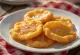 Sopaipilla cilena dolce, inondata di miele e spolverata di cannella