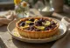 Treacle tart con pasta senza glutine, servita con ribes nero