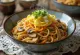 Yaki udon saltato nel wok
