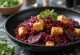 Wok di quinoa e barbabietola con tofu al curry e tahina servito