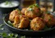 Kofta alle verdure, appena servite, con prezzemolo e salsa allo yogurt