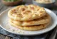 Pita senza glutine appena sfornata su griglia