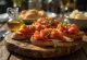 Bruschetta al pomodoro grigliata al BBQ servita