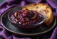 Salsa piccante di cipolle rosse al BBQ servita