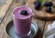 Smoothie more e menta in bicchiere, decorato con menta fresca e more