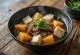 Nikujaga con tofu, manzo, patate dolci e cipollotti freschi