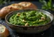 Pesto di aglio orsino e anacardi in un barattolo, servito con ingredienti freschi