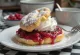 Semla con marmellata di lamponi, servita con panna