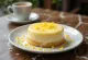 Torta alla ricotta e limone servita