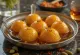 Gulab Jamun allo zafferano, palline dolci dorate nello sciroppo