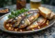 Sardine argentee grigliate nel cestello