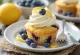 Cupcake ai mirtilli e limone serviti