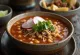 Pozole rojo, servito con ricca purea di peperoncino rosso e coriandolo fresco