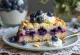 Torta di mandorle e mirtilli decorata con frutta
