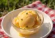 Gelato cremoso pesca e basilico servito