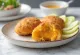 Korokke di patate dolci, fritte croccanti, servite con insalata fresca